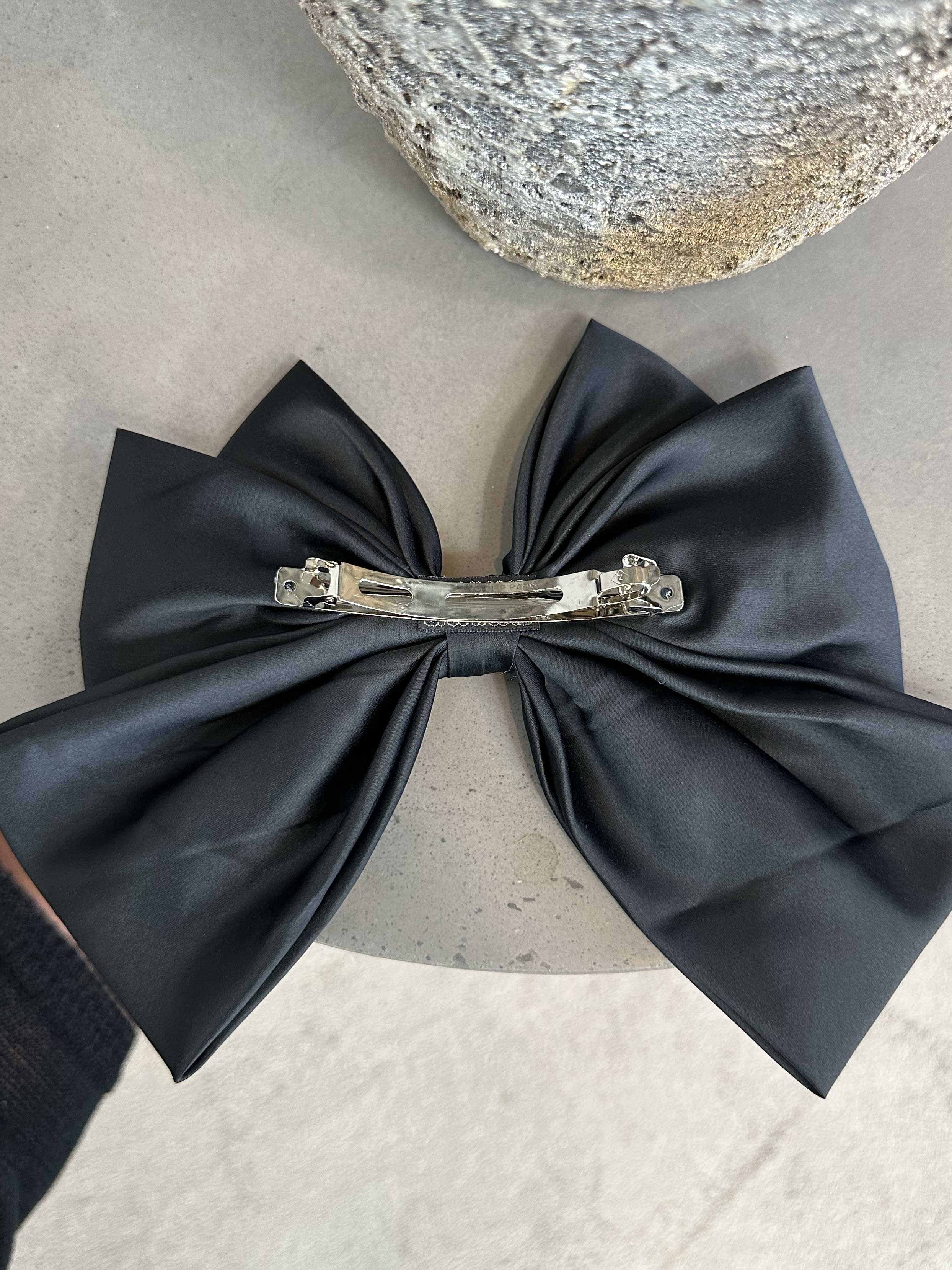 Helena - Spänne med stor rosett i sidenlook